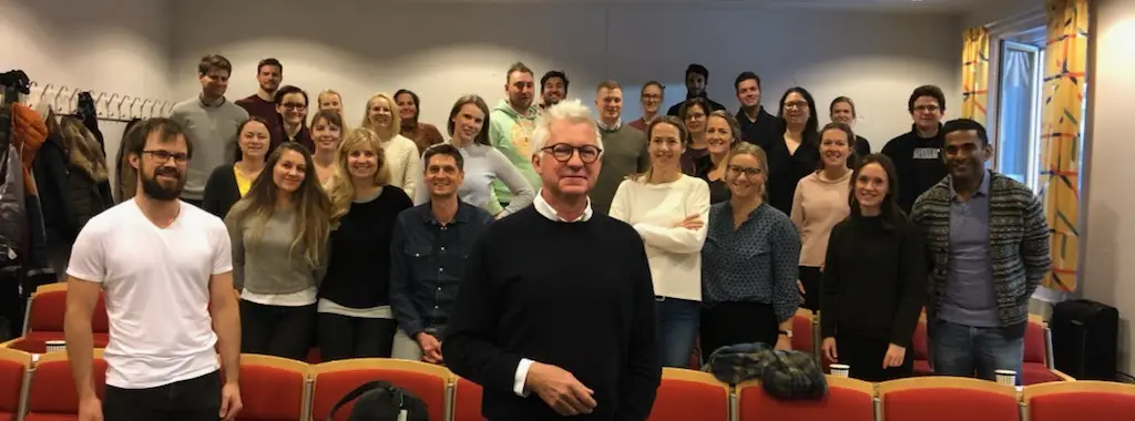 Diastasis rectii/rectus diastase brukes om at de to rette magemusklene er strukket eller glidd fra hverandre og ikke lenger er parallelle. Det er derfor vanlig ved mageplastikk å gjøre samtidig midtlinje reparasjon, også kalt rafing/raphi. På Fornebuklinikken har vi utviklet vår egen metode for rafing, og har utført flere tusen slike operasjoner. Dr. Barstad har i mange år vært invitert til å holde foredrag om metoden til plastikkirurger i utdanning i Norden (Nordisk kurs). 