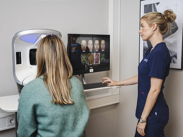 Pasient blir analysert av vår Visia hudscanner.
